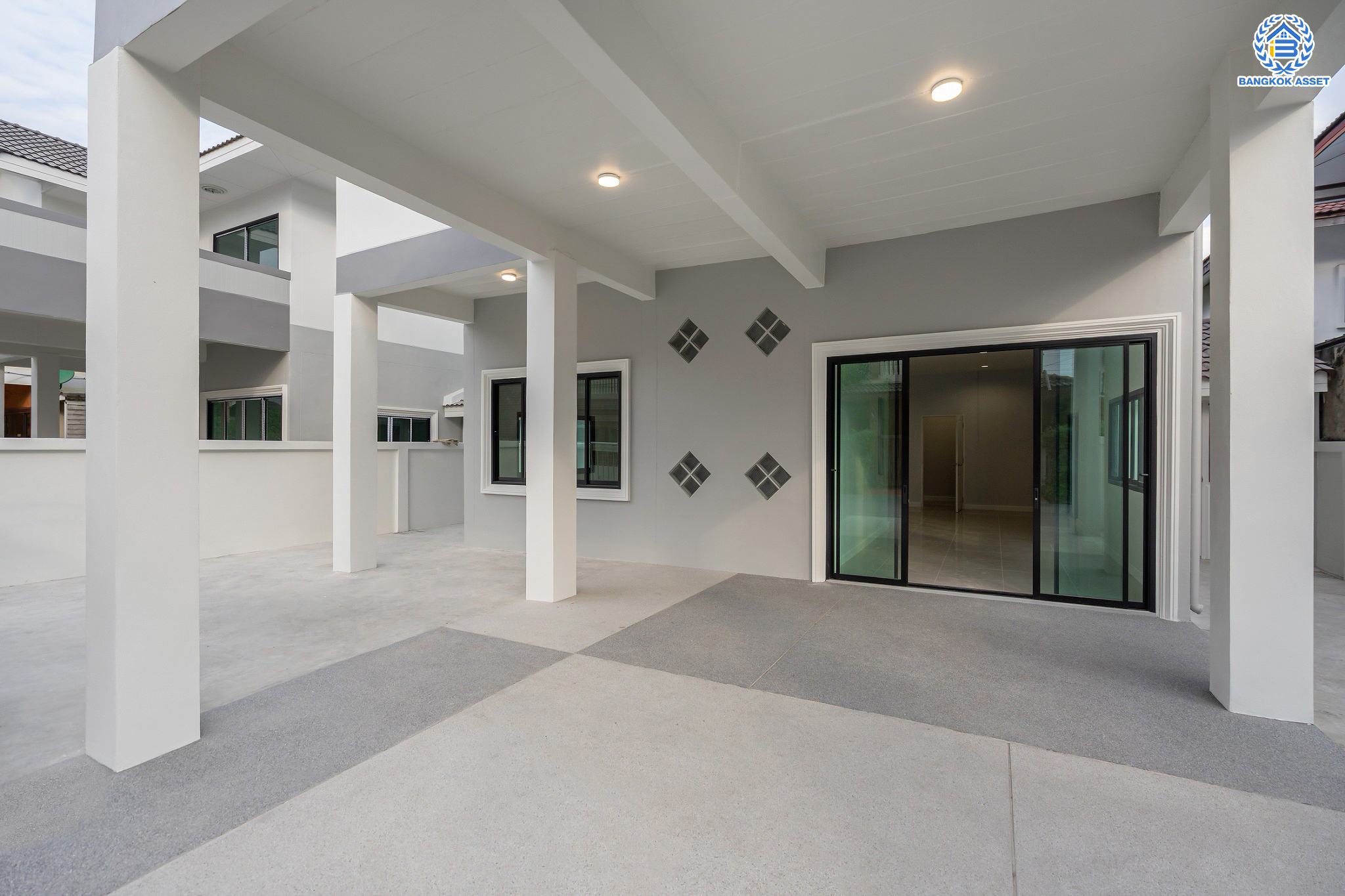 บ้านมือสองตกแต่งใหม่ ม.บูรพา12 ดอนเมือง บ้านเดี่ยว เนื้อที่ 50 ตร.ว. ฟังก์ชัน 4 ห้องนอน 2 ห้องน้ำ จอดรถได้ 2 คัน บนทำเลดีที่สุด ใกล้สนามบินดอนเมือง ทางด่วน "ศรีสมาน" และรถไฟฟ้าสายสีแดง "สถานีดอนเมือง"